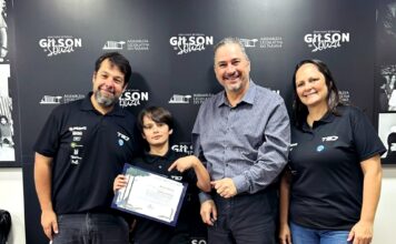 Deputado Gilson de Souza homenageia piloto mirim Arthur Ventura